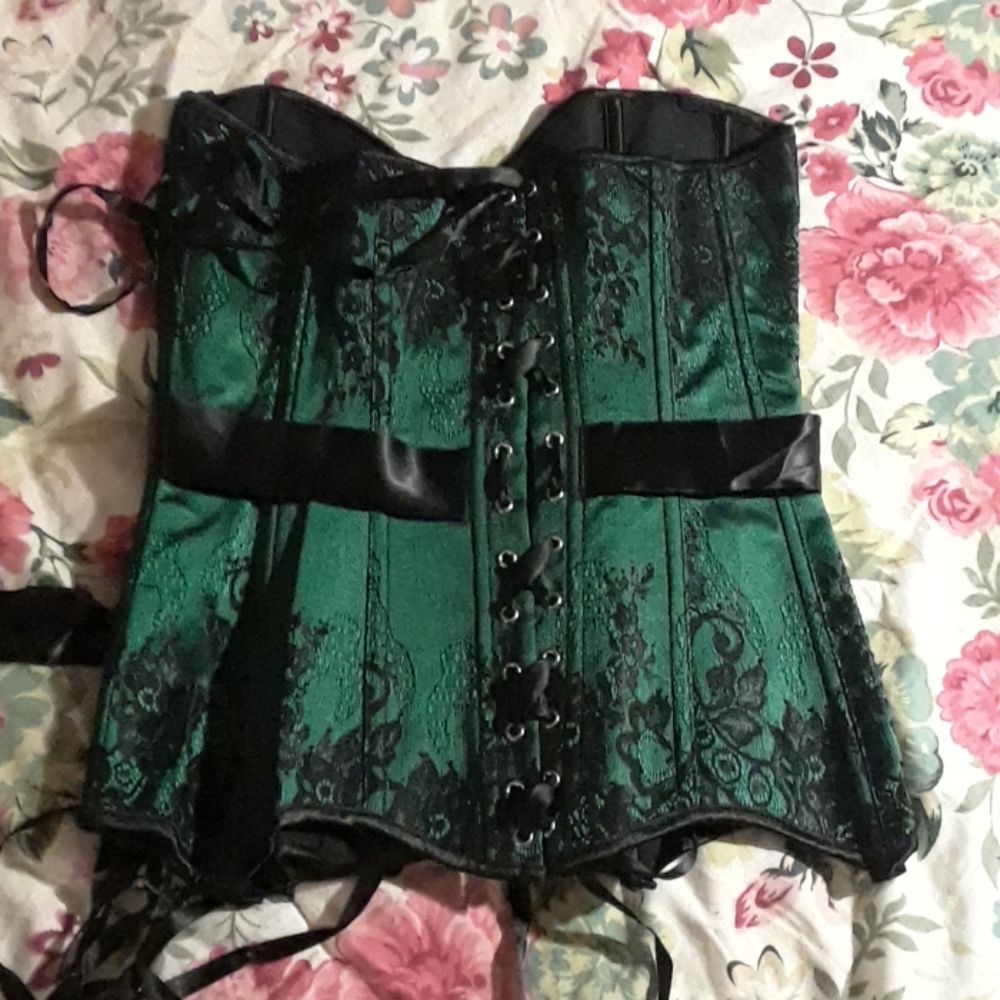 Coquette intimate green